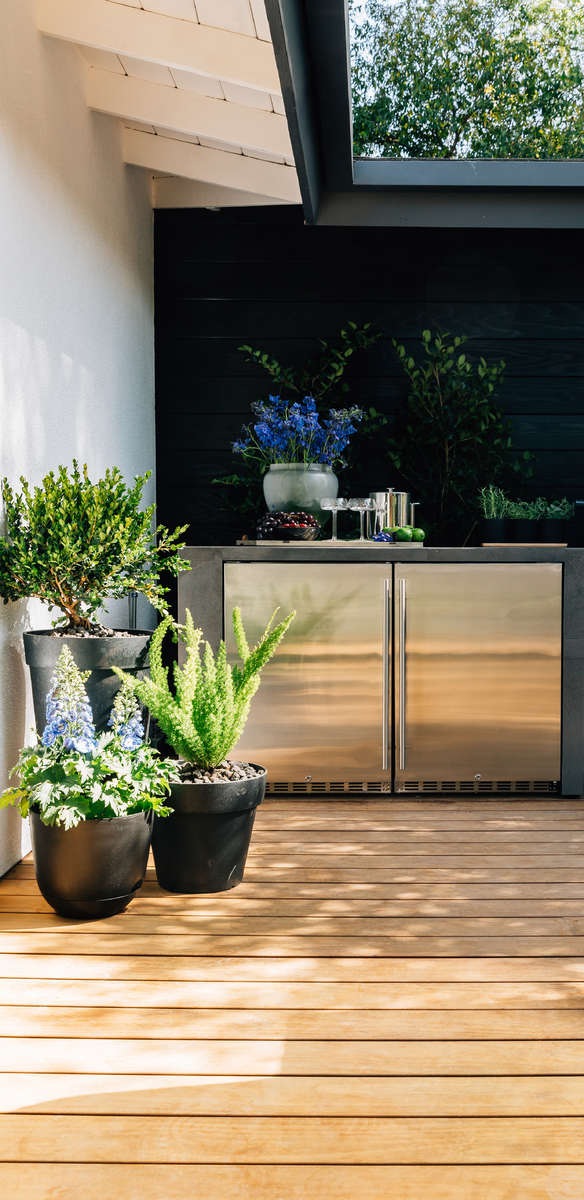 24" Outdoor Rated Refrigerator (5.1c)